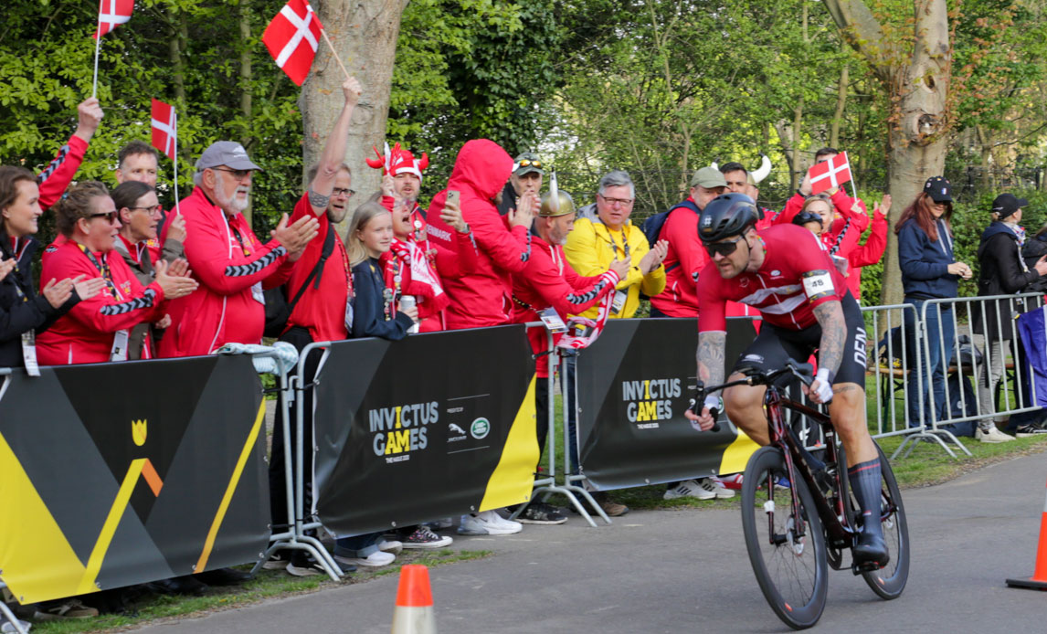 Kasper Holm cykler forbi danskerne
