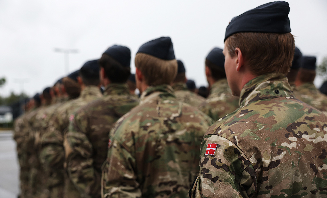 flagdagsparade på Flyvestation Karup