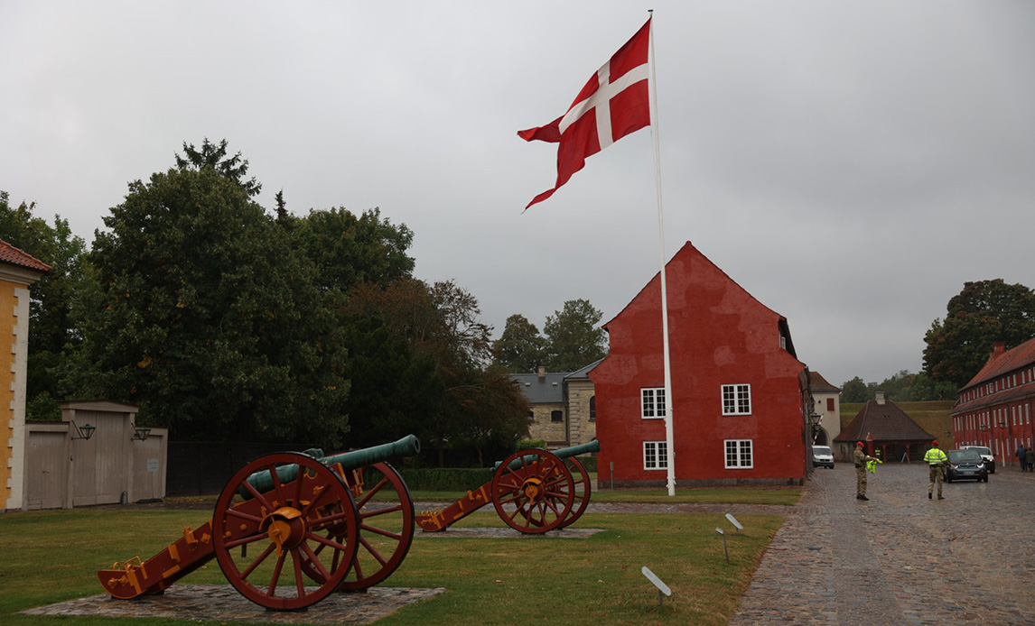 I København indledes Flagdagen med kranselægning i Kastellet. Ulrikke