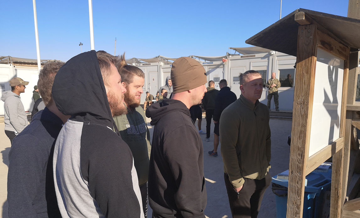 Som en følge af et missilangreb på Al Asad Air Base fik bidraget besøg af psykologer fra Veterancentret. Her ser soldaterne deres individuelle psykologtider på opslagstavlen i Kuwait.