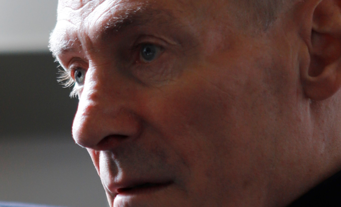 Nærbillede af Frank Martinsens øjne mens han taler med Hans Kirk om sine oplevelser.