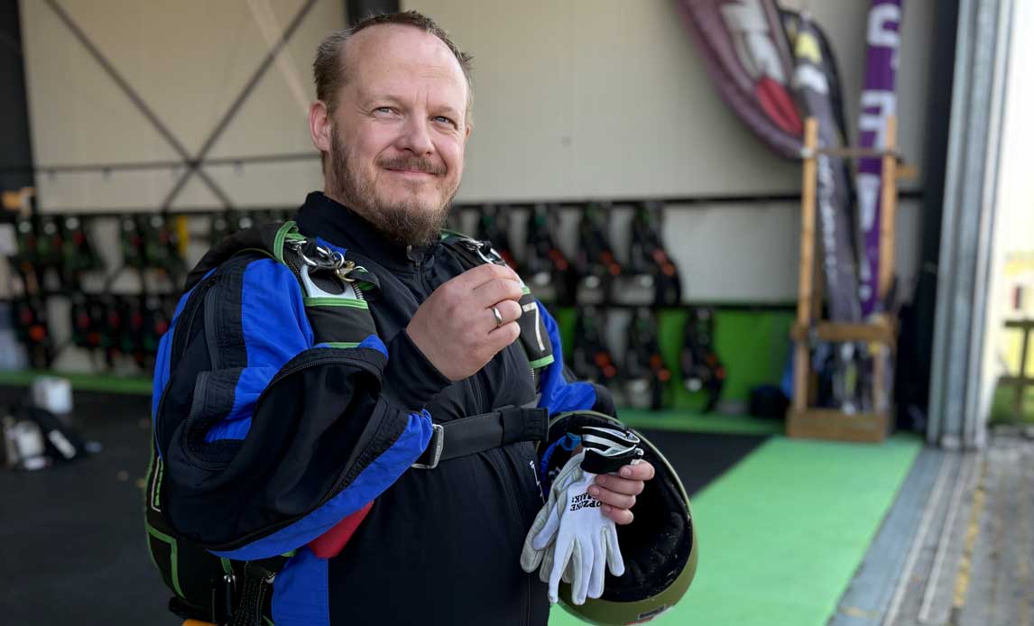 Veteranen Bjarke skal springe i faldskærm og står klar med alt sit udstyr i hangaren hos Dropzone Denmark i Herning.
