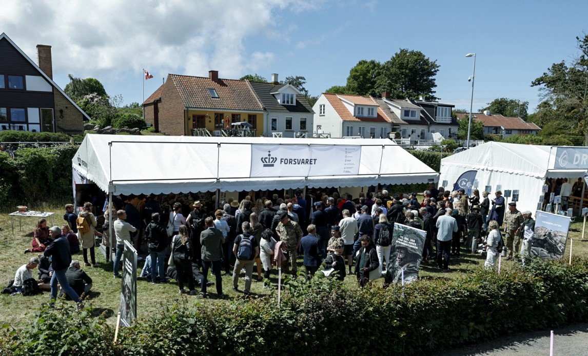 Forsvarets telt på Folkemødet danner rammen om debatter for en række myndigheder under Forsvarsministeriets område.