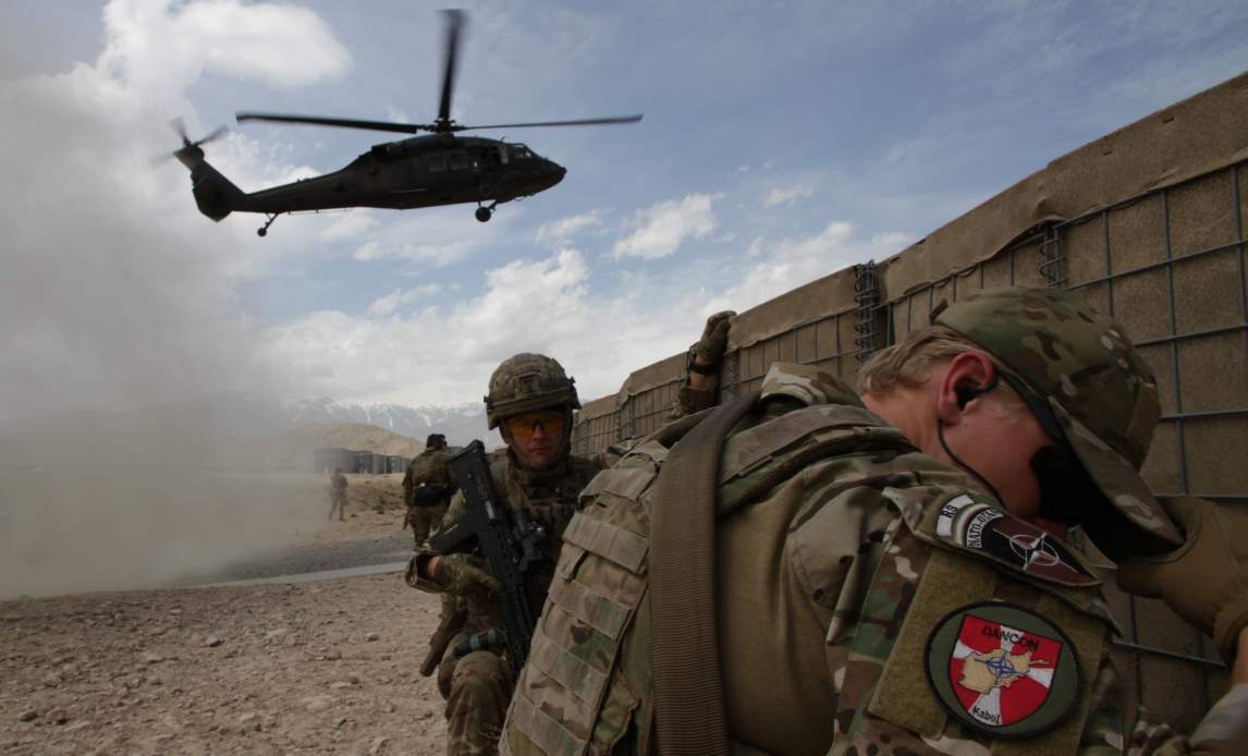 Helikopter lander i ørkenen i Afghanistan.