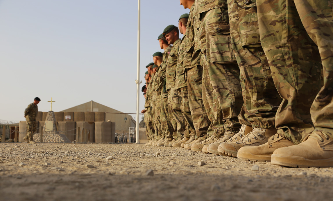 Soldater fra ISAF hold 15 står rør i lejren i Afghanistan.