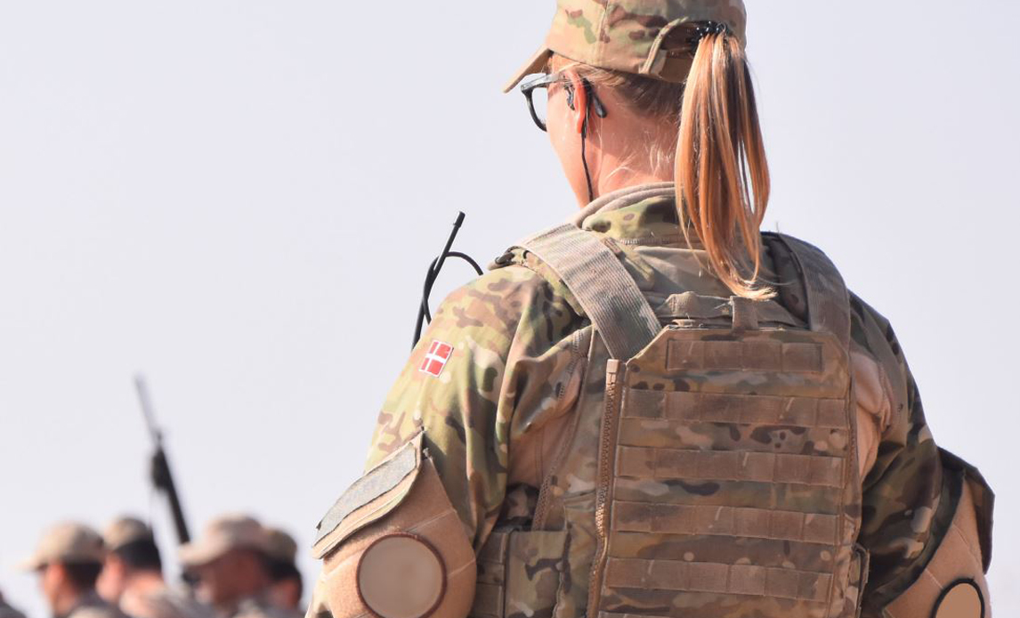 Kvindelig udsendt dansk soldat i uniform.