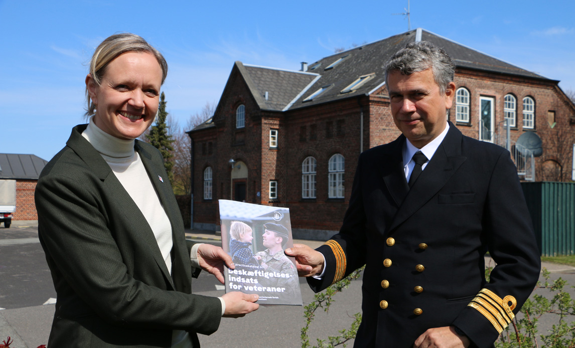 Beskæftigelsesborgmester i Københavns Kommune Cecilia Lonning-Skovgaard præsenterer best practicekatalog for den fungerende chef for Veterancentret, Jannik Taanum Andersen.