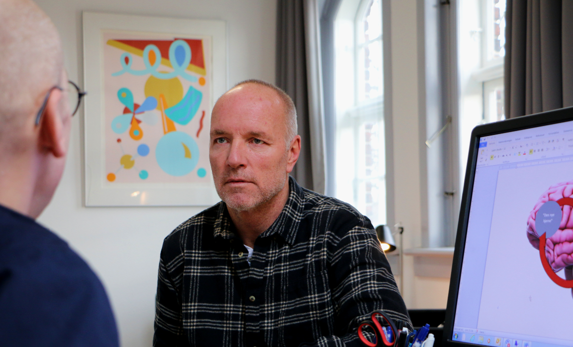 Veteran sidder overfor psykolog i Veterancentret på Svanemøllens Kaserne.