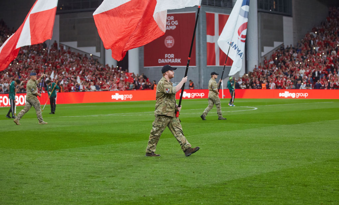 Veteraner bærer faner før landskamp i Parken den 5. september 2025.