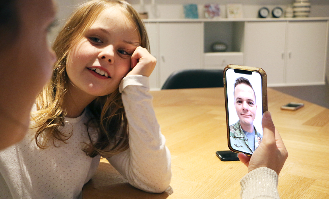 Familieportræt, far ringer hjem på Facetime
