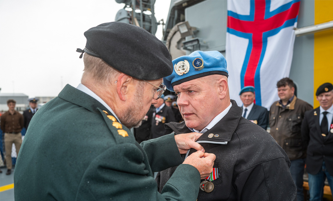 Chefen for Veterancentret dekorerer veteran med medalje for Sårede i tjeneste.