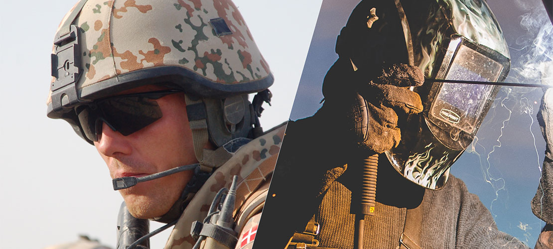 Billedet består af en split-screen, hvor der på venstre side er et nærbillede af en soldat med hjelm, solbriller og interkommunikationssæt. I højre side står en smed med beskyttelsesvisir  og handsker og svejser, så det slår gnister.