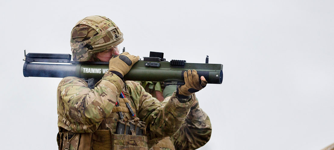Uniformeret soldat holder en næsten meter lang panserværnsraket op til kinden inden affyring.