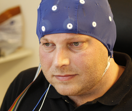 Nærbillede af mand med elektroder på hovedet.